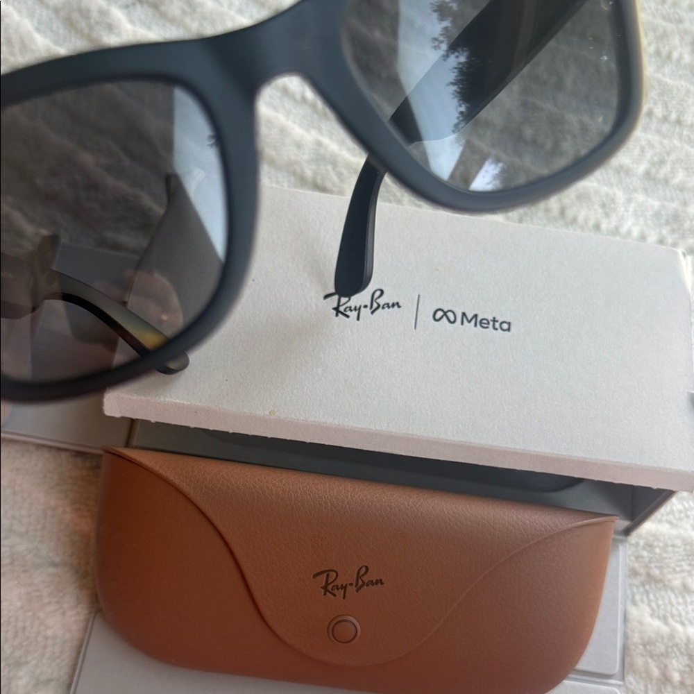 Ray-Ban Meta Black Sunglasses with Tan Case